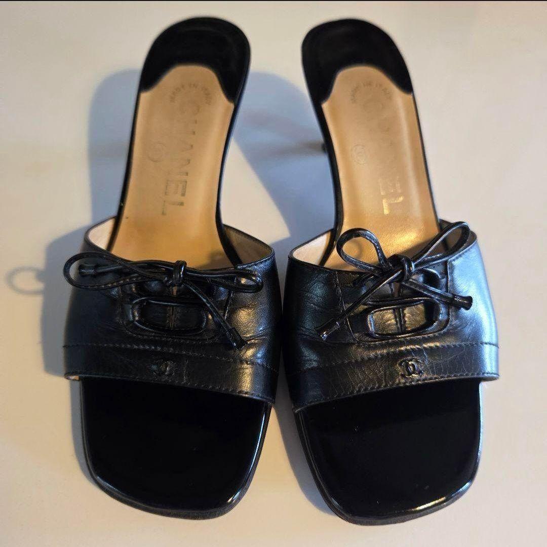 シャネル　 ブラック　レザーサンダル 中ヒール　リボン付き　22.5㎝