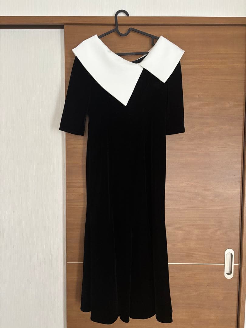 Lejaアシンメトリービッグカラーベロアマーメイドドレス