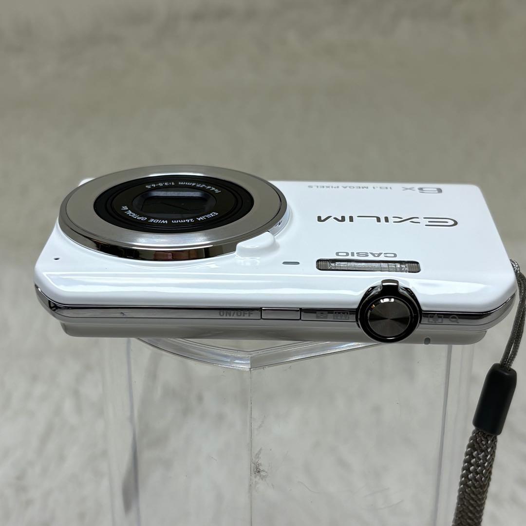 美品　CASIO カメラ　EX-Z770 充電器　ホワイト コンデジ　動作品