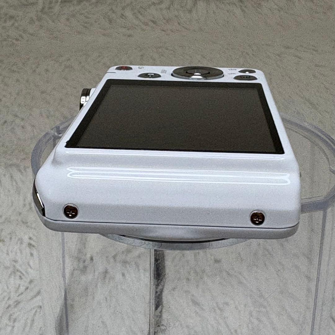 美品　CASIO カメラ　EX-Z770 充電器　ホワイト コンデジ　動作品