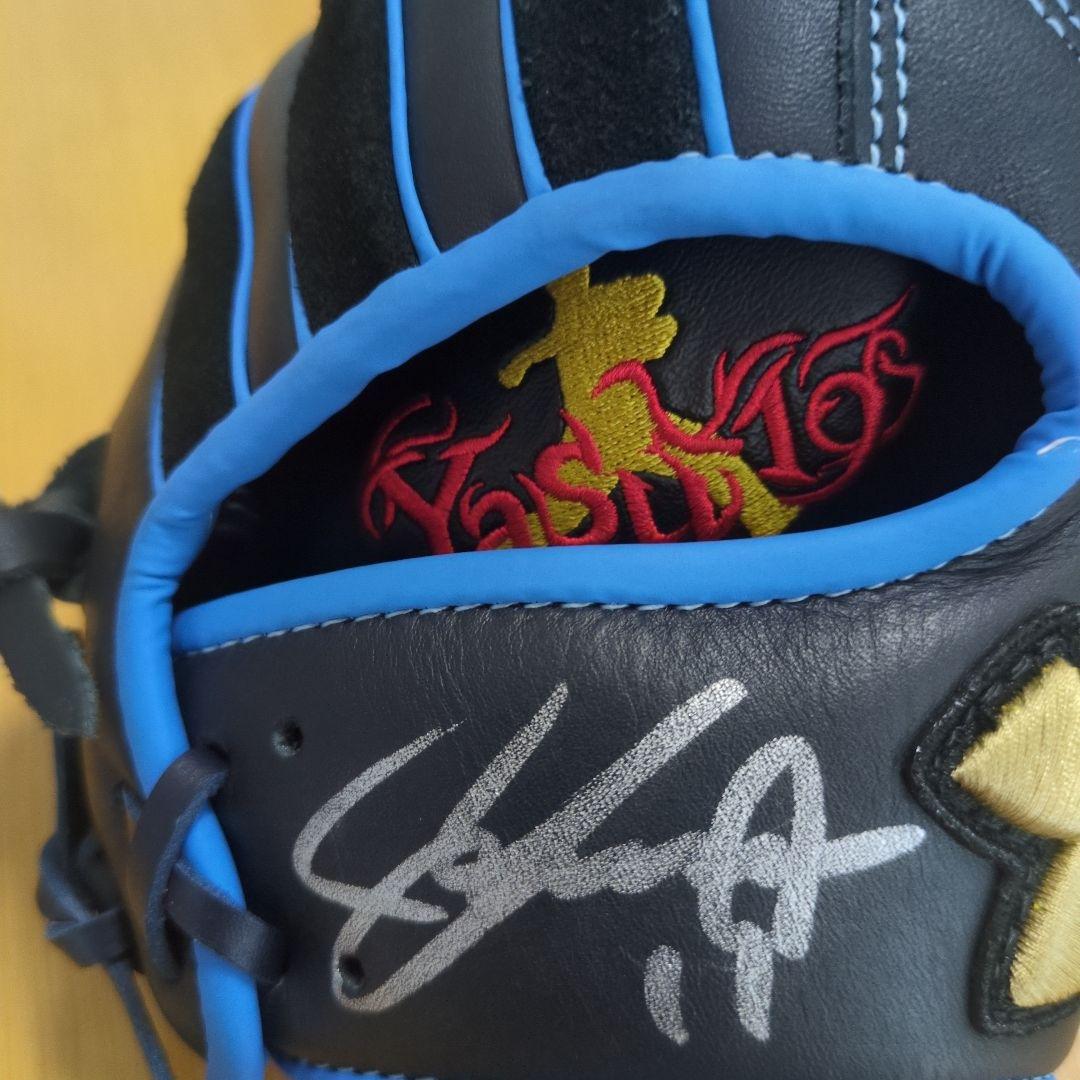 Under Armour 軟式野球グローブ 山崎康晃選手サイン入り 黒/青