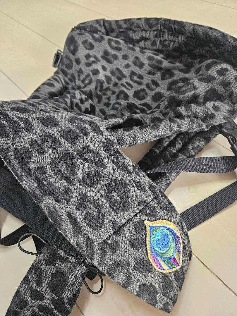 アーティーポッペ　artipoppe　レオパード柄 ヒョウ柄　抱っこ紐