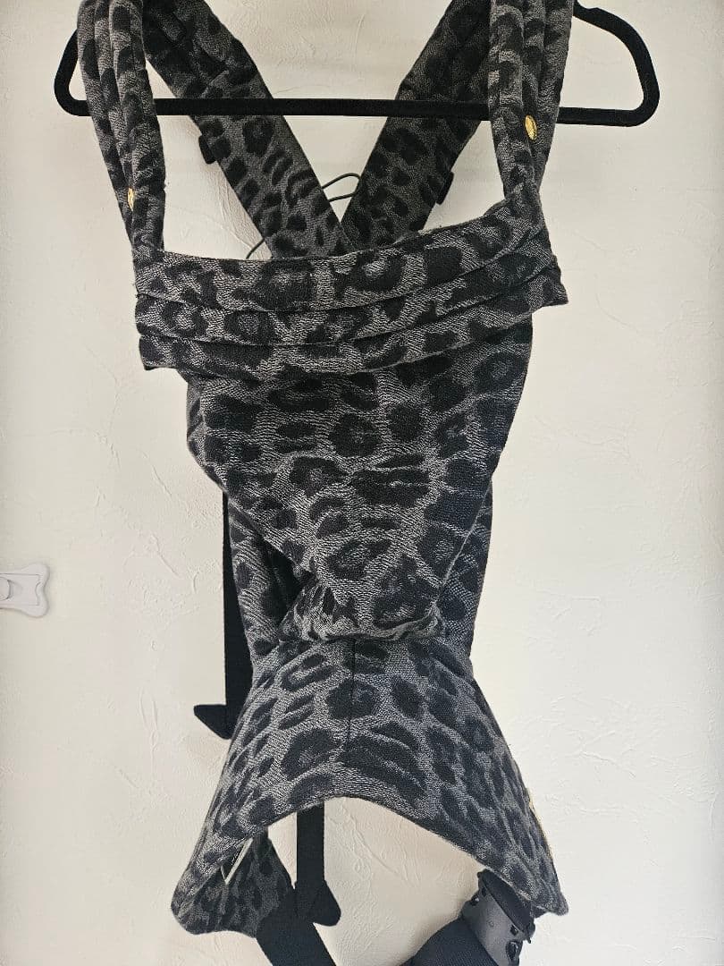 アーティーポッペ　artipoppe　レオパード柄 ヒョウ柄　抱っこ紐