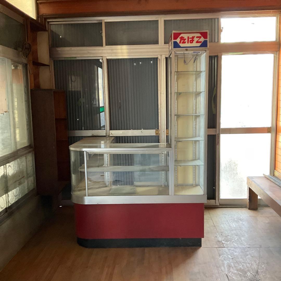 昭和家具　タバコ屋さんのガラスコーナーカウンター　赤と白のショーケース