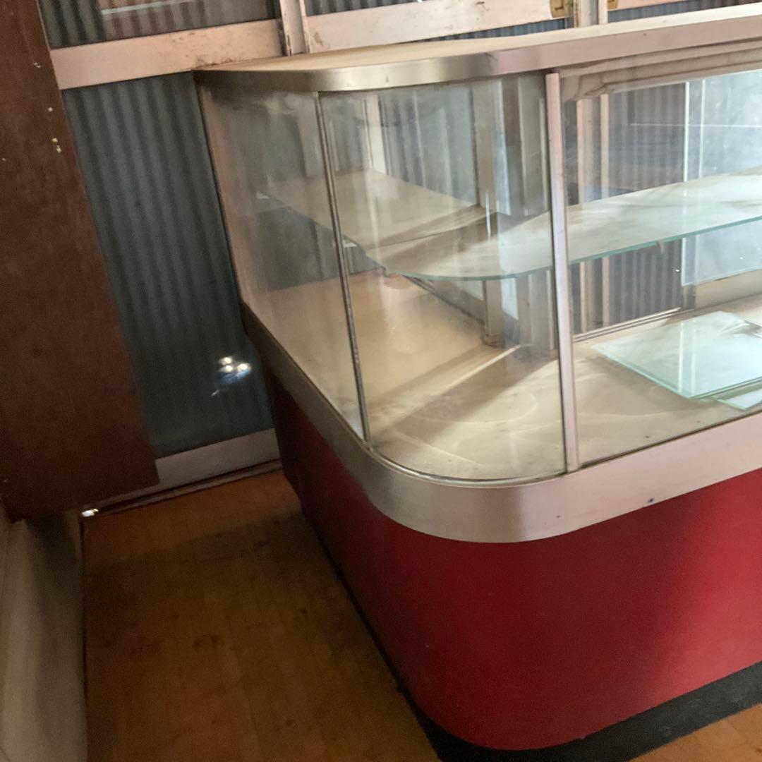 昭和家具　タバコ屋さんのガラスコーナーカウンター　赤と白のショーケース
