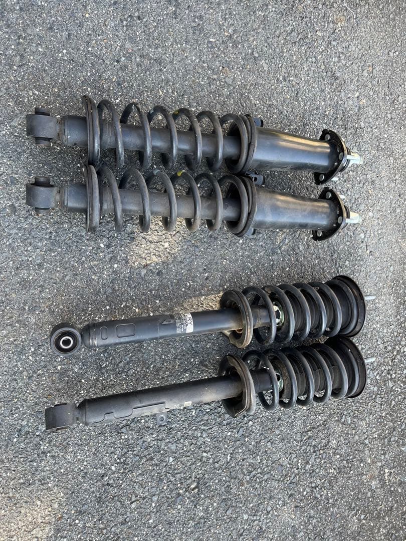 トヨタ サスペンションストラット 4本セット 200系　クラウン