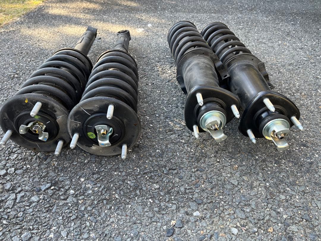 トヨタ サスペンションストラット 4本セット 200系　クラウン