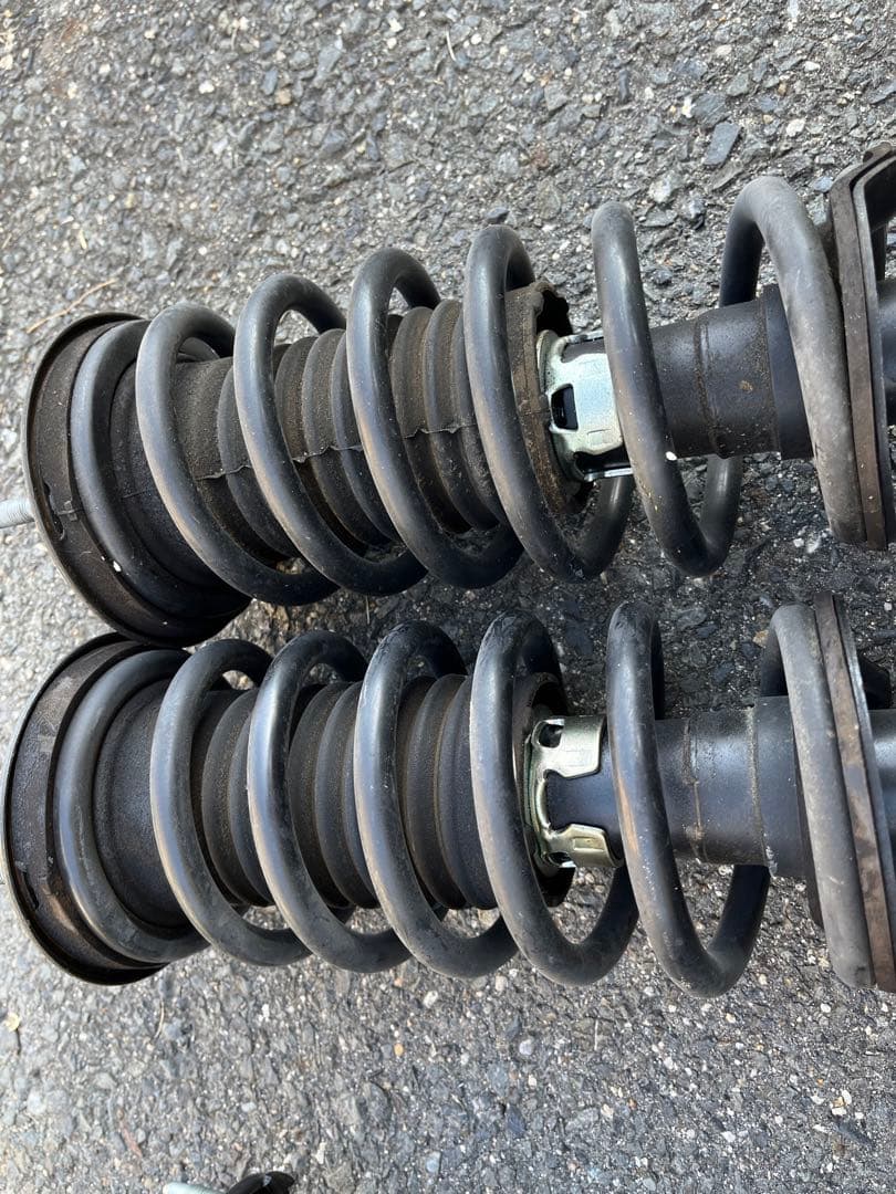 トヨタ サスペンションストラット 4本セット 200系　クラウン