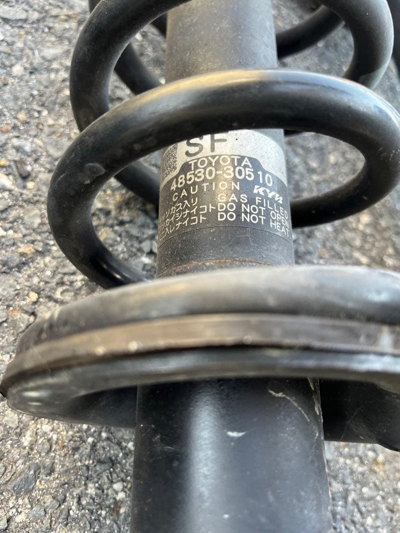 トヨタ サスペンションストラット 4本セット 200系　クラウン