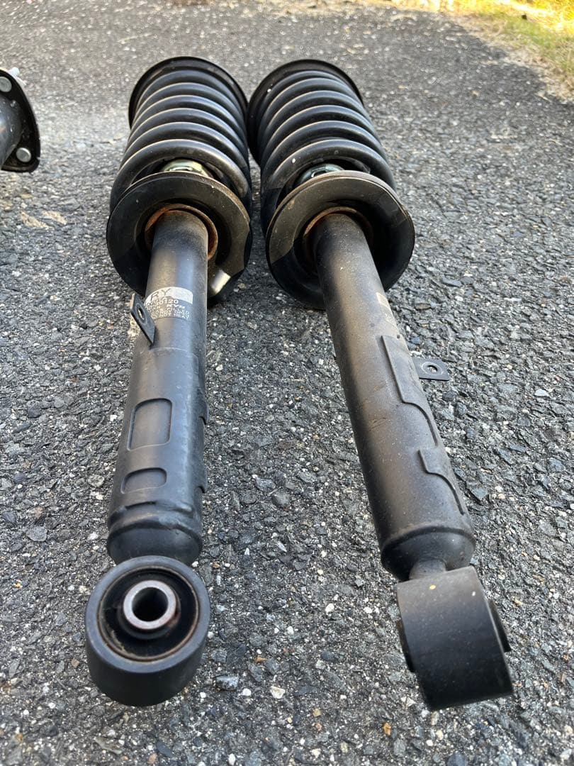 トヨタ サスペンションストラット 4本セット 200系　クラウン