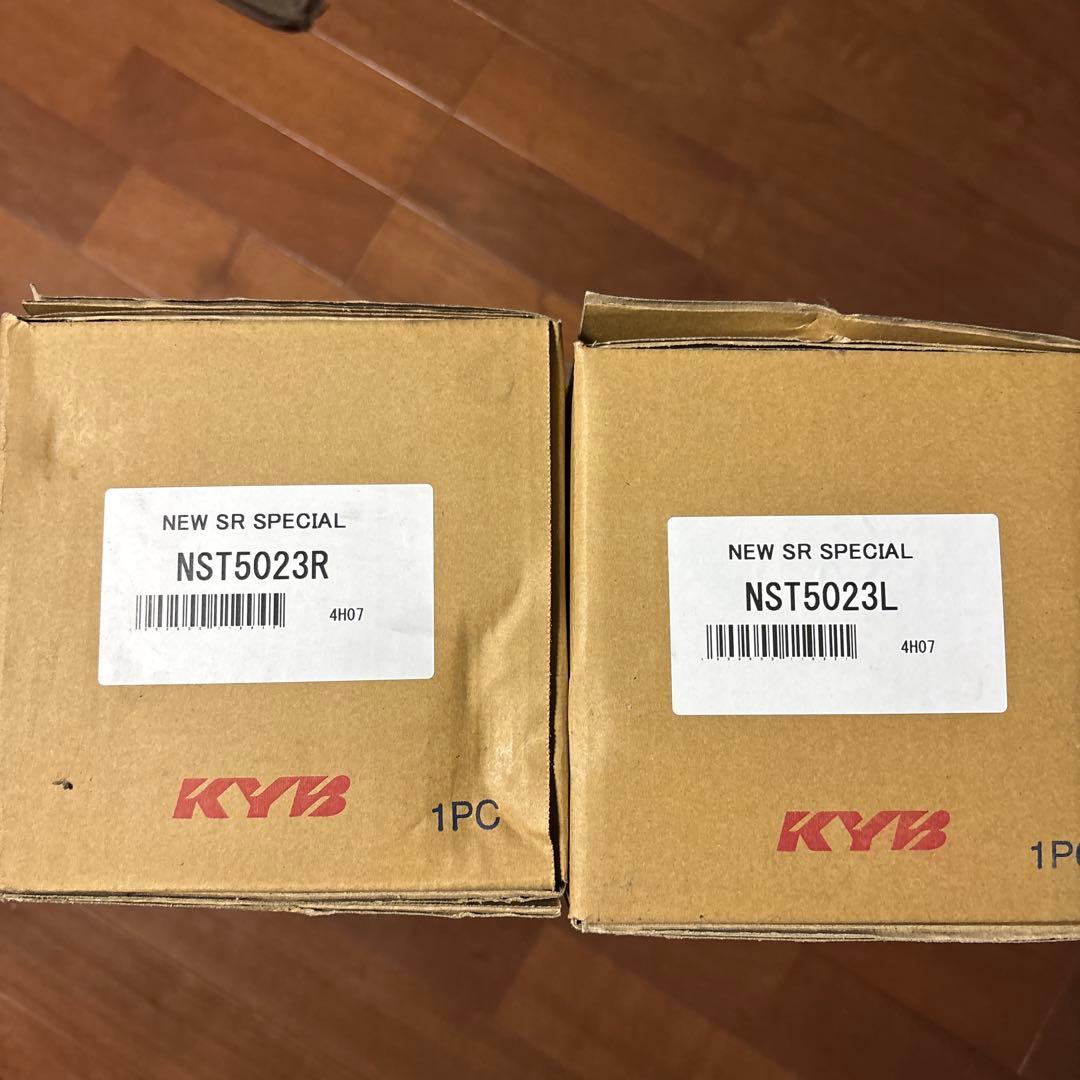 KYB(カヤバ) NST5023 リヤストラット左右
