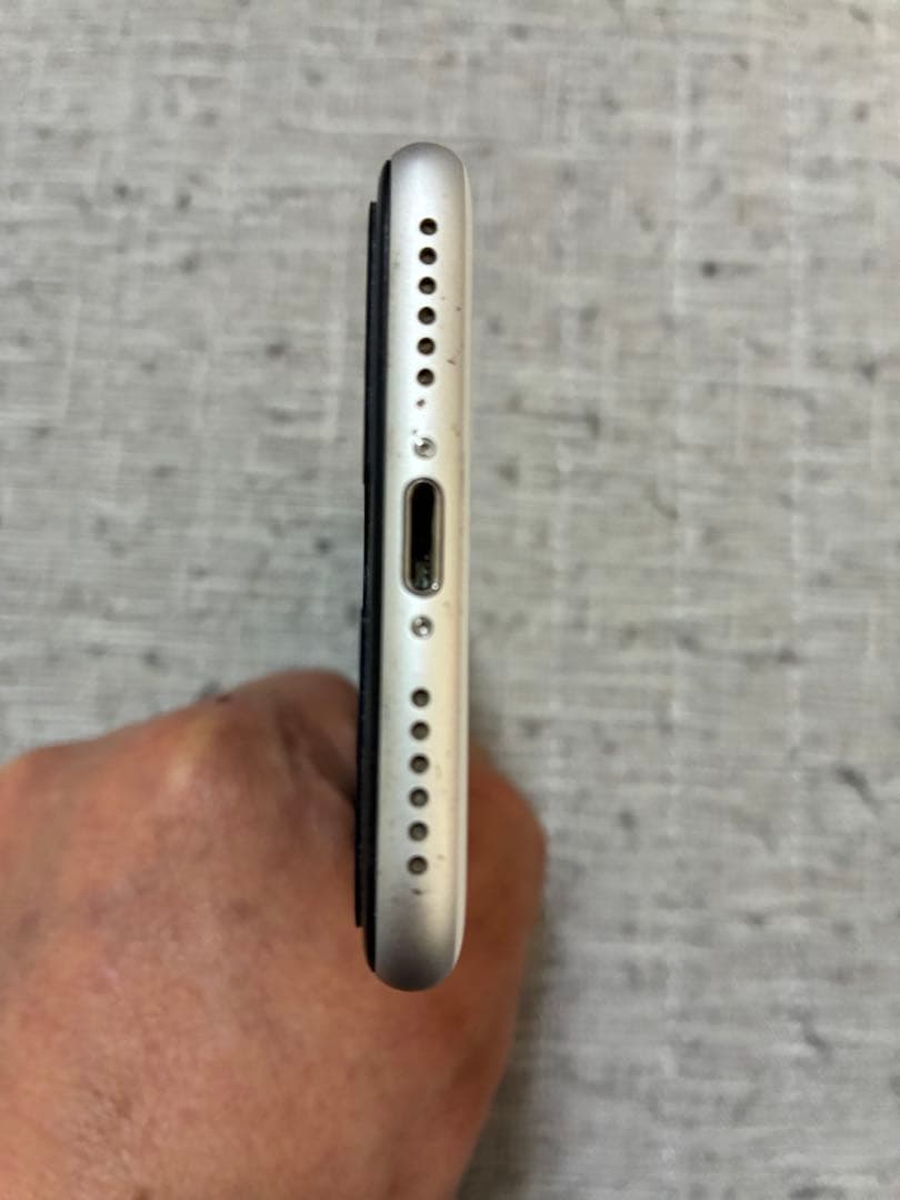 iPhone SE 2 (第２世代）　128ＧＢ　バッテリー80％. ホワイト