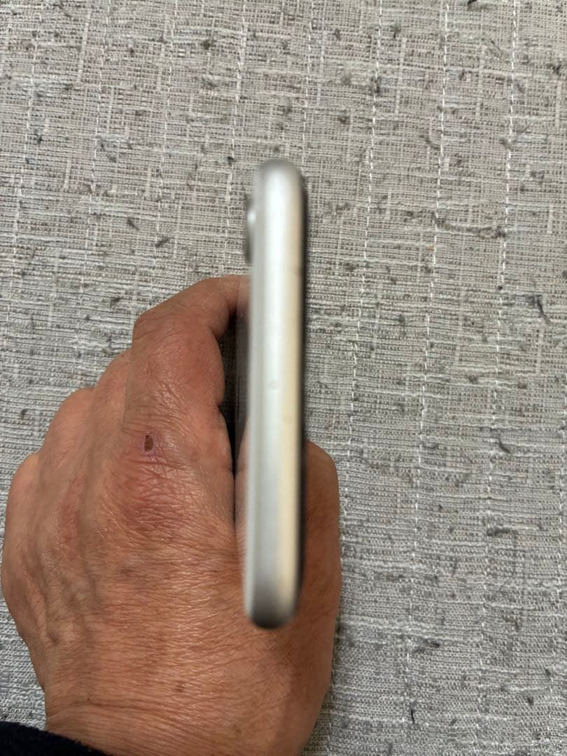 iPhone SE 2 (第２世代）　128ＧＢ　バッテリー80％. ホワイト