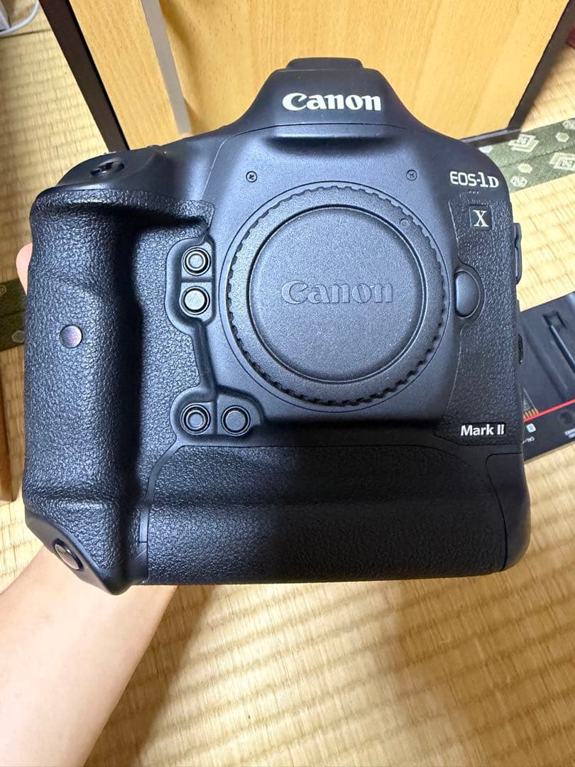 Canon EOS-1D X Mark II 本体とバッテリー