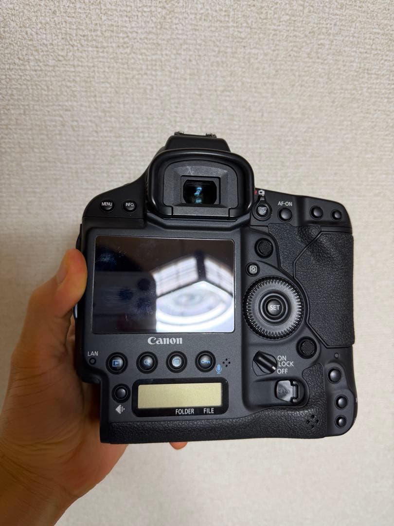 Canon EOS-1D X Mark II 本体とバッテリー