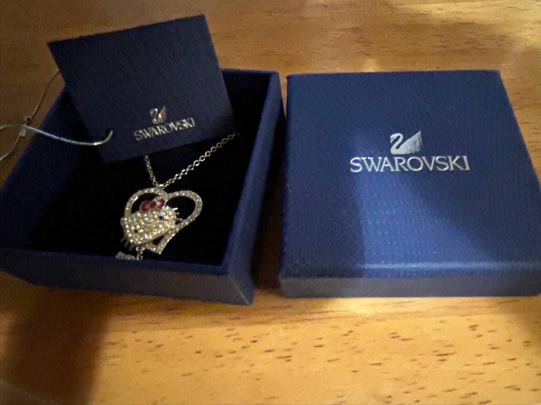 キティSwarovski ハート型クリスタルネックレス