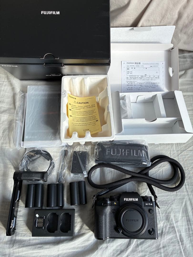 1435ショット‼️極美品 FUJIFILM X-T4 ボディ おまけ付き！！