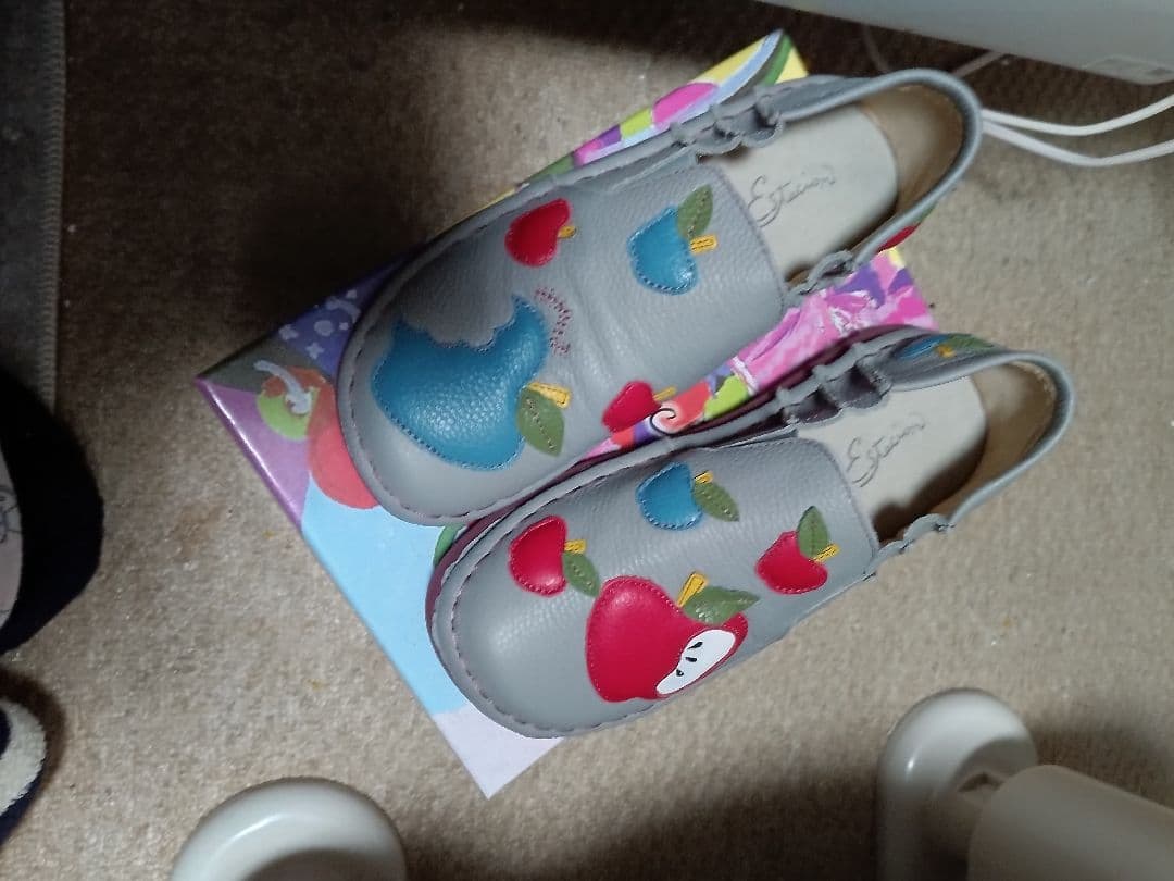 Estacion フルーツモチーフ ウォーキングシューズ グレー