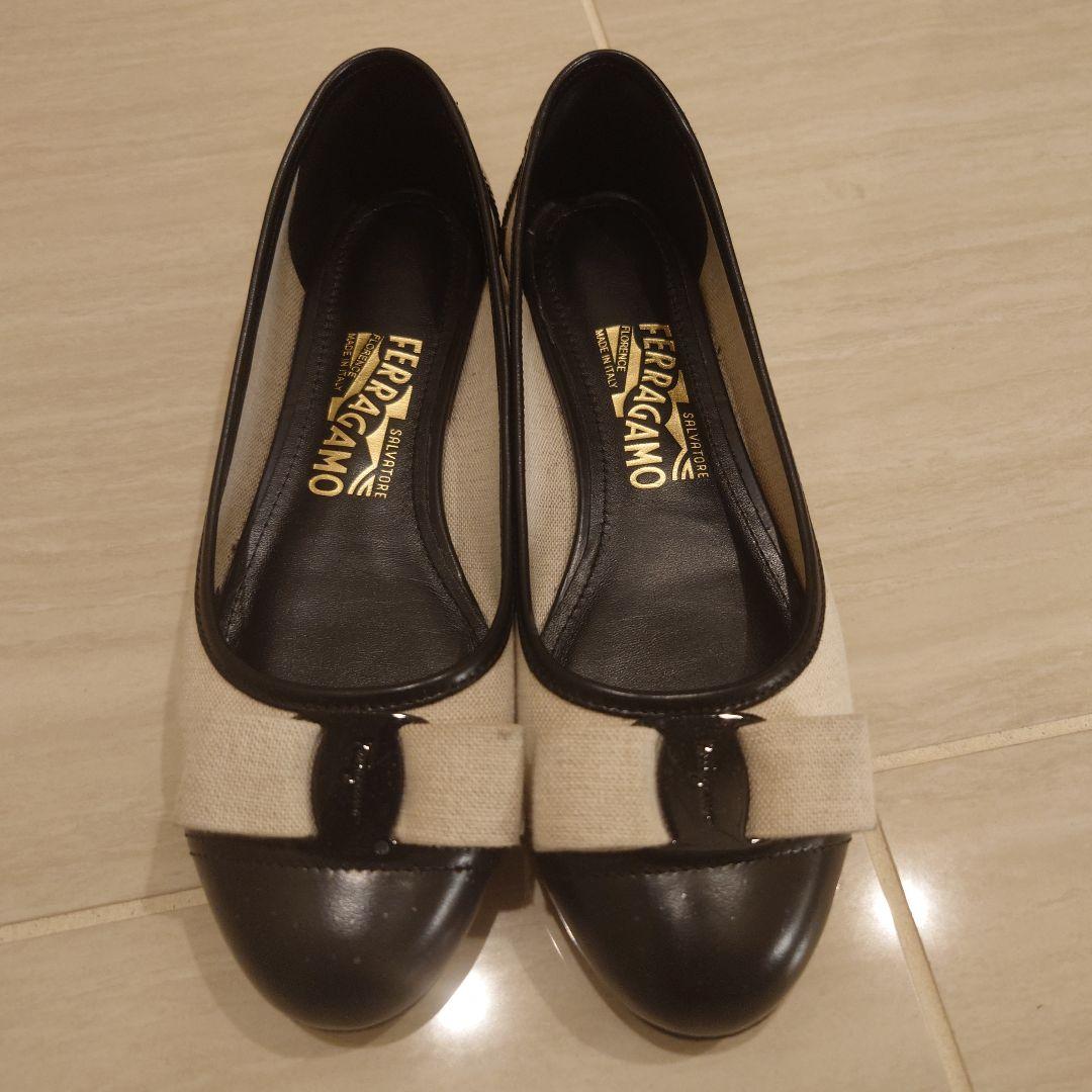 Ferragamo フラットシューズ ベージュ/ブラック