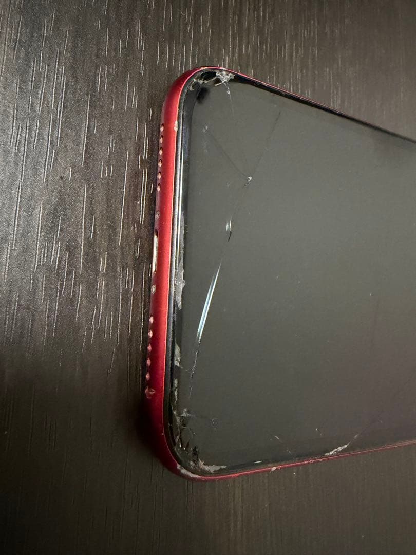 Apple iPhone11 RED128GB ひび割れ・傷あり