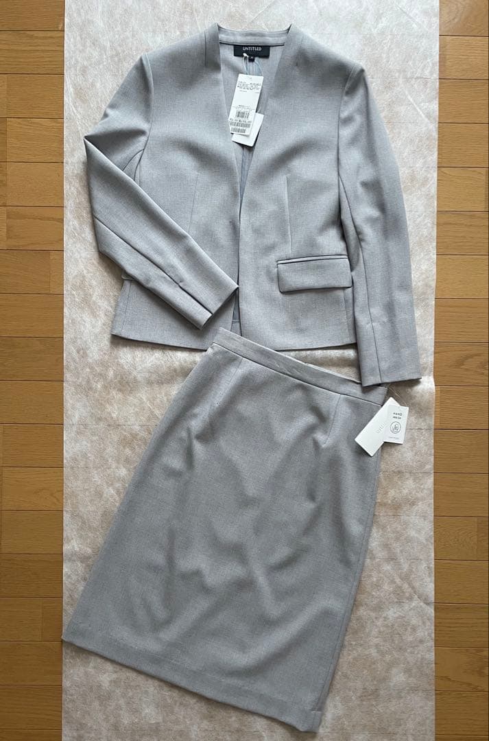 新品　アンタイトル　スカート スーツ　ライトグレー系orライトベージュ系　XS