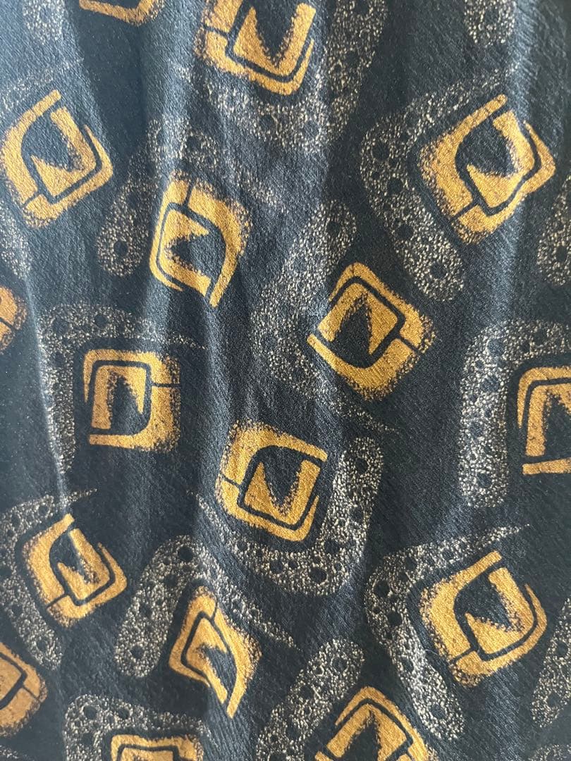 【新品】Giorgio Armani 幾何学模様　100%シルクストール