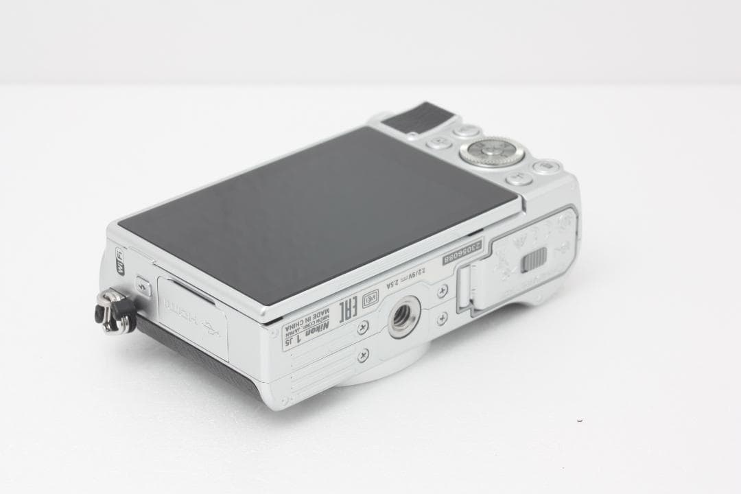 【美品】ニコン Nikon 1 J5 ボディ シルバー 完動品 #350b