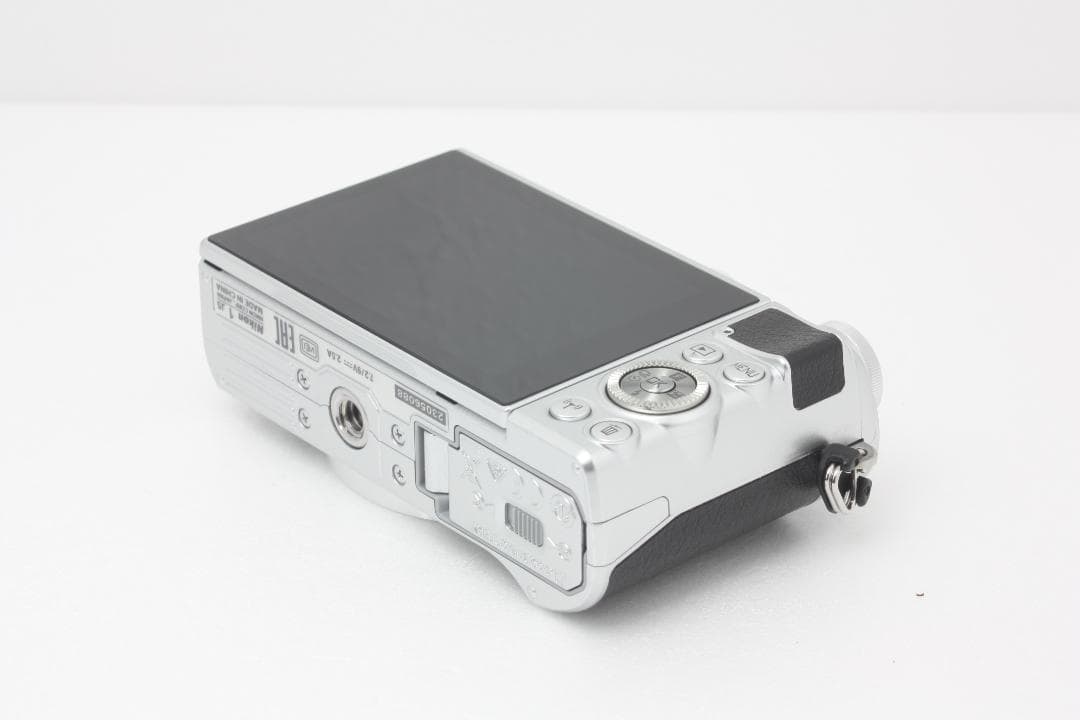 【美品】ニコン Nikon 1 J5 ボディ シルバー 完動品 #350b