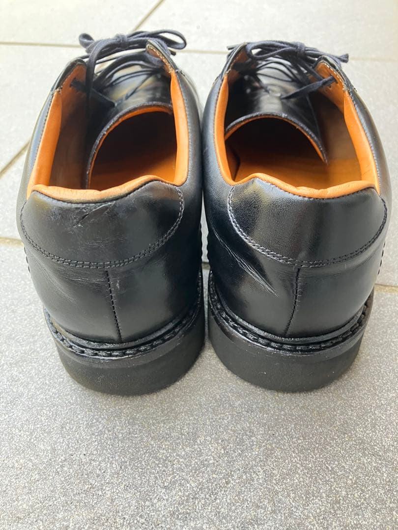 ジャランスリワヤ　ドレススニーカー