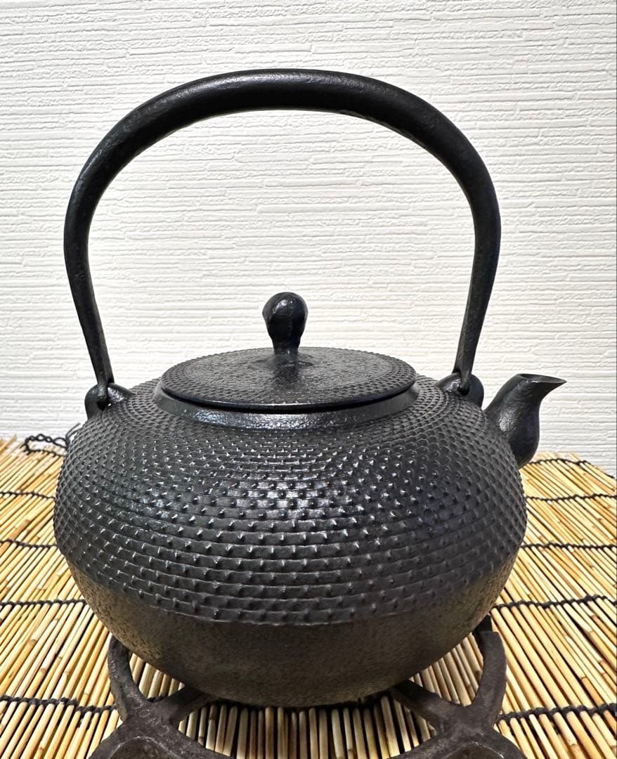 未使用品、供箱付 南部虎山工房前田知行造　１２型　南部鉄瓶　南部鉄器　鉄瓶