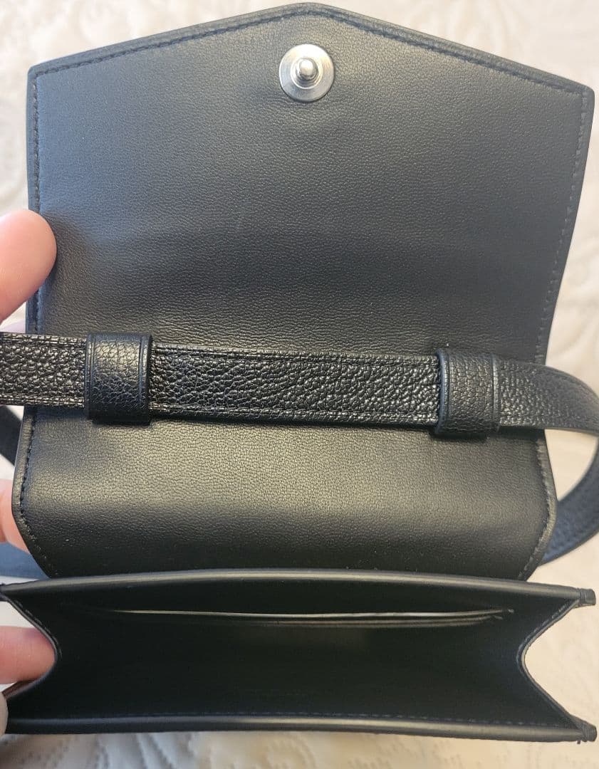 未使用　ダンヒル ショルダーバッグ レザー ロゴデザイン ボディバッグ ブラック