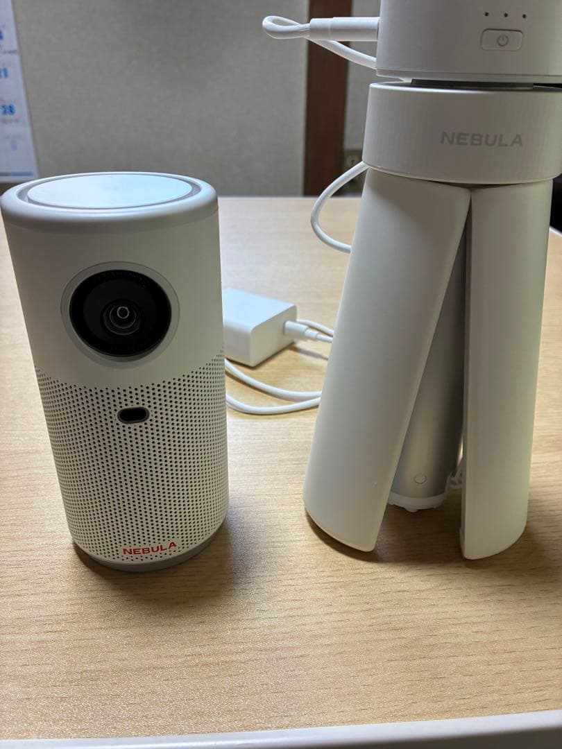 NEBULA Capsule Air ホワイトと公式プロジェクタースタンド