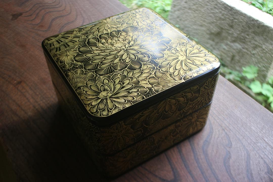 極小保管キズ有！端正な内朱黒漆に優美な菊沈金の映える輪島塗二段重（検重箱お重重箱