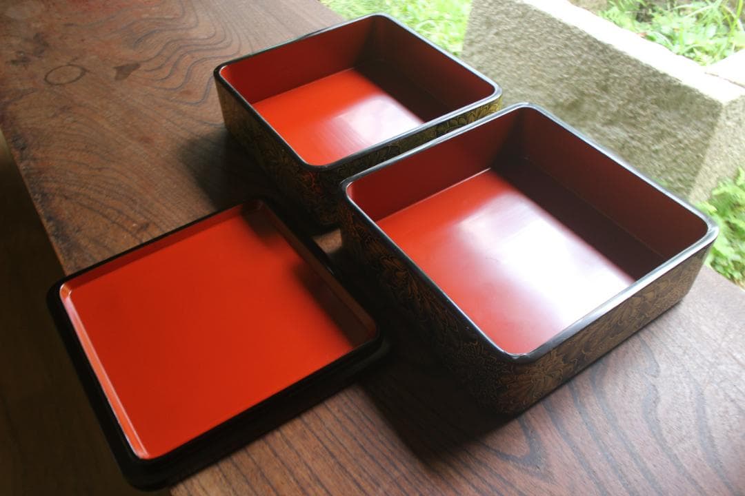 極小保管キズ有！端正な内朱黒漆に優美な菊沈金の映える輪島塗二段重（検重箱お重重箱