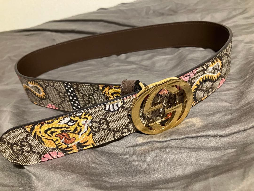 GUCCI トラと花のプリント ベルト