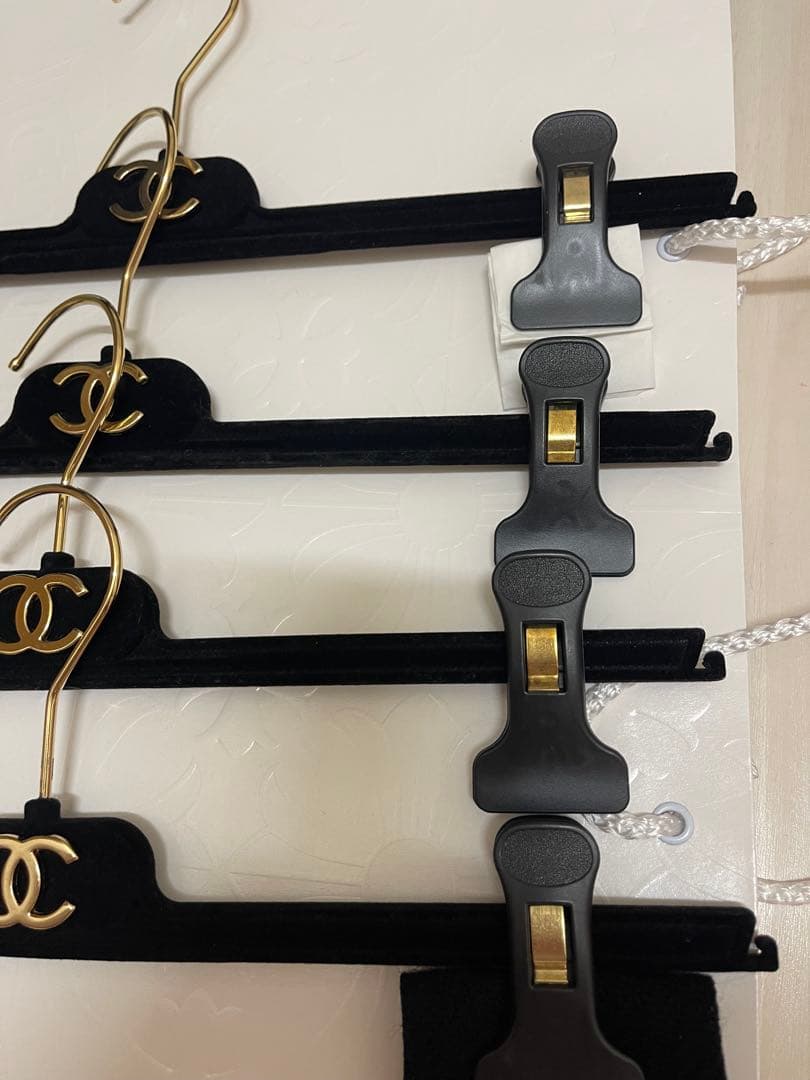 シャネルロゴ付き衣類ハンガー7本セット