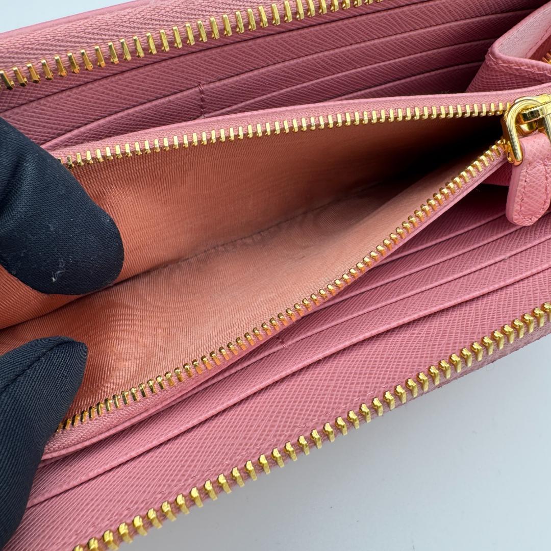 プラダ PRADA ピンク サフィアーノレザー ラウンドジップ長財布