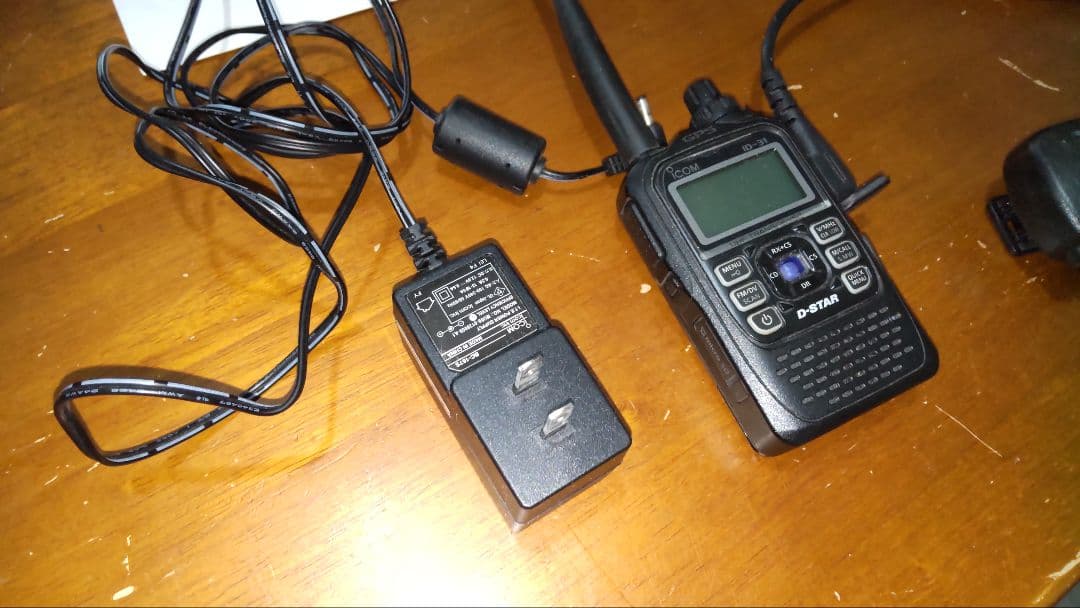 ICOM DVハンディ機 ID31と 専用簡易充電器、スピーカーマイク他1点