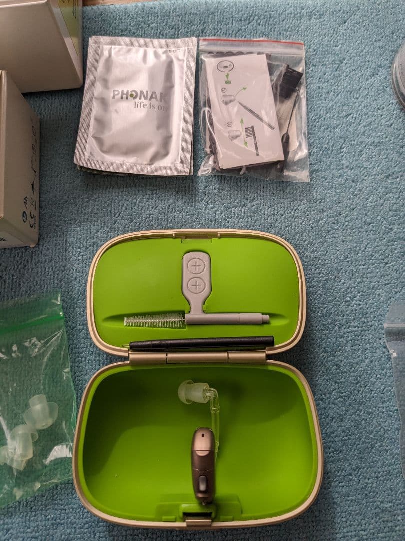 集音器　補聴器 耳掛け型 　ケース　イヤホン予備　電池付き