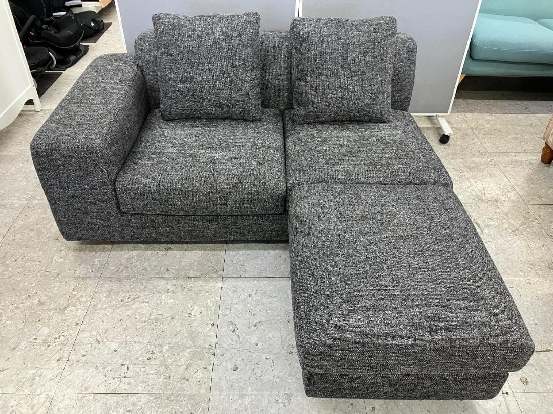 NOYES 2人掛けソファ 片側アーム オットマン付き グレー