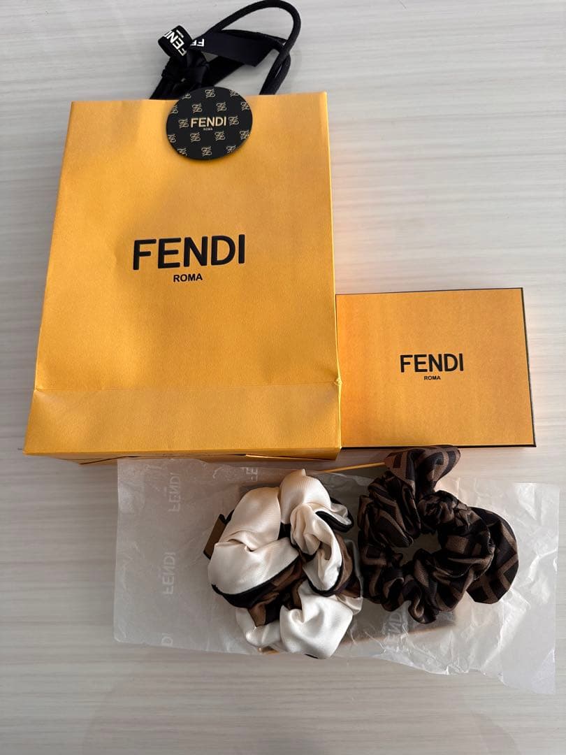 FENDI シュシュ 2個セット ホワイト ブラウン