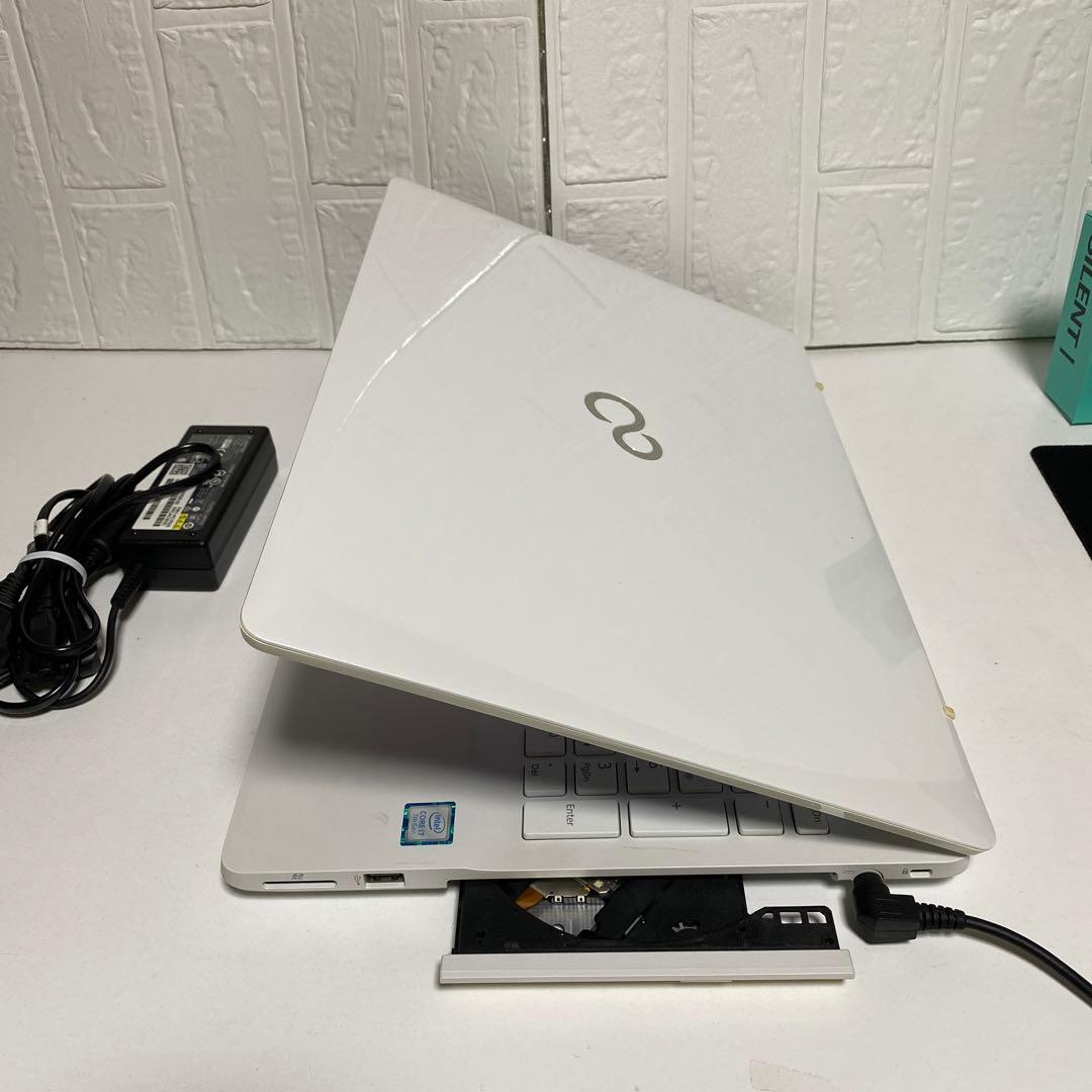 Windows11 オフィス付きSSDサクサク起動　Corei7 ホワイト富士通