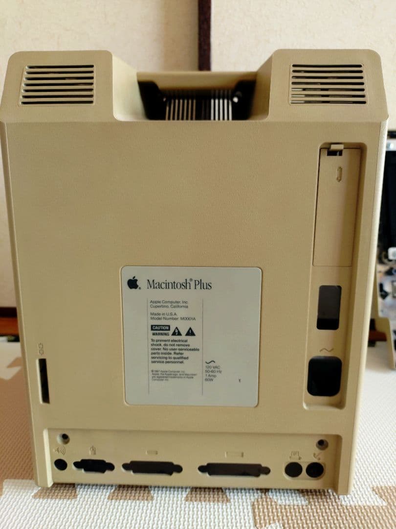 アップル マッキントッシュ ケースと液晶モニター