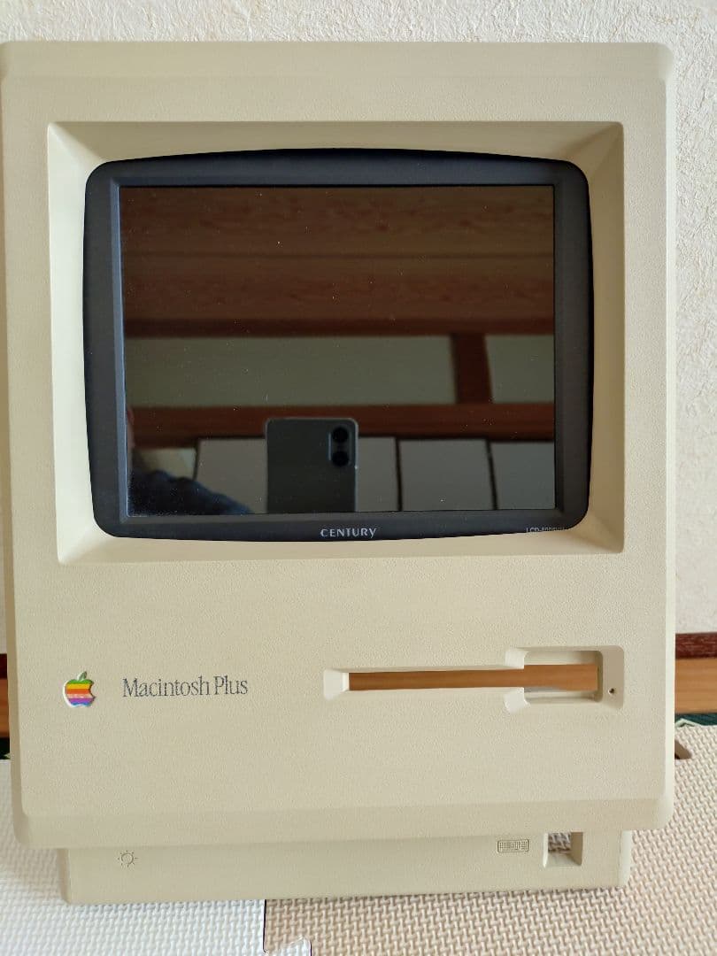 アップル マッキントッシュ ケースと液晶モニター