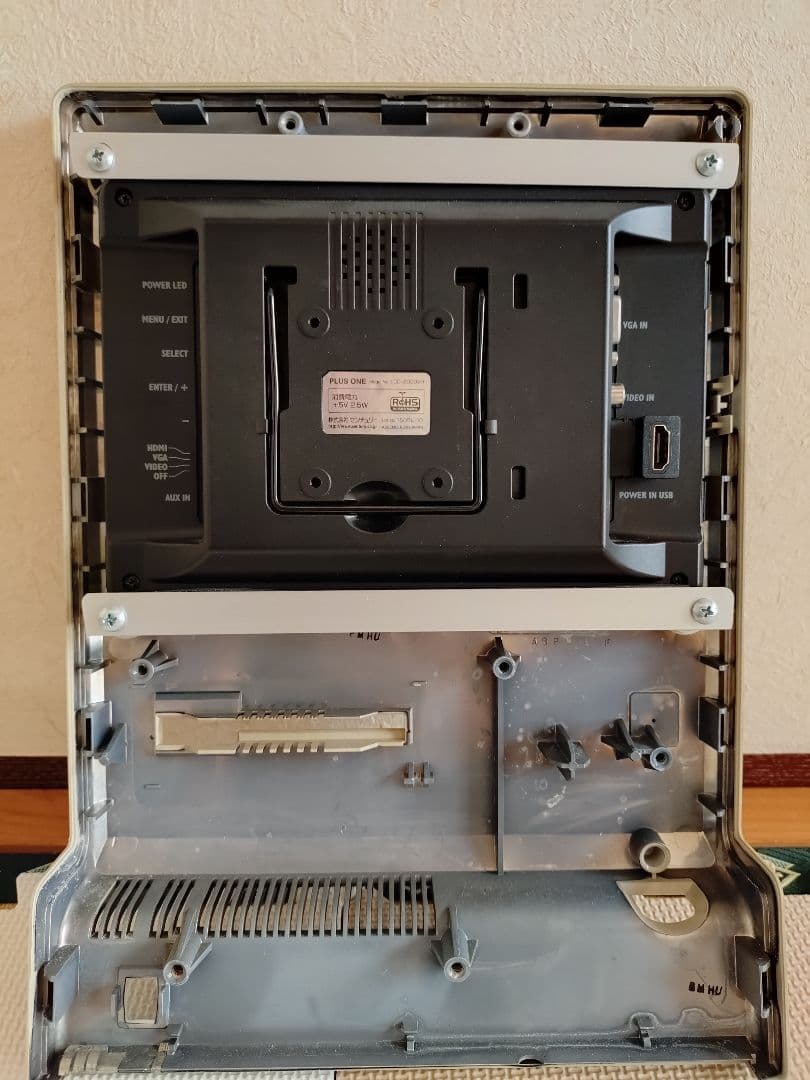 アップル マッキントッシュ ケースと液晶モニター