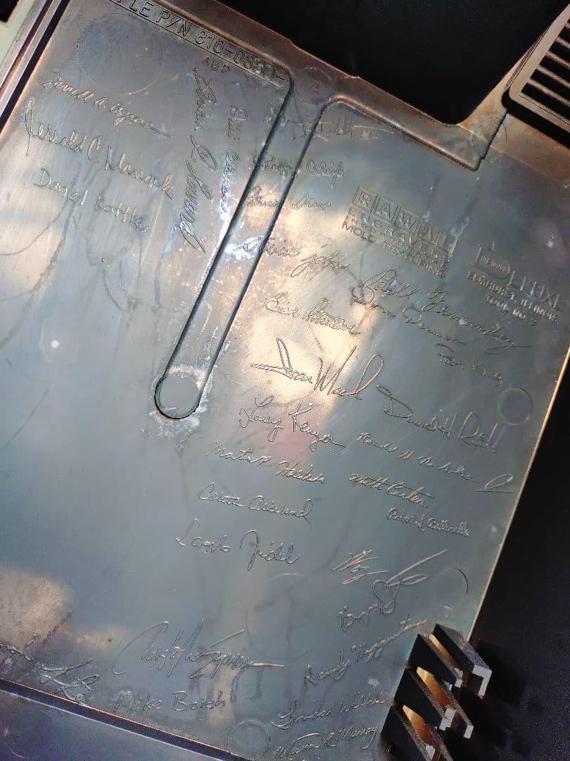 アップル マッキントッシュ ケースと液晶モニター