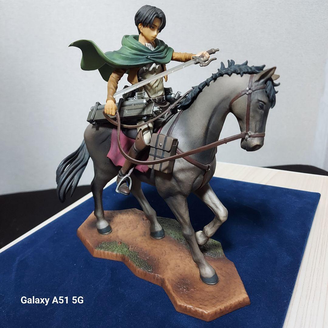 進撃の巨人　エレン リヴァイ 騎馬フィギュア　2体