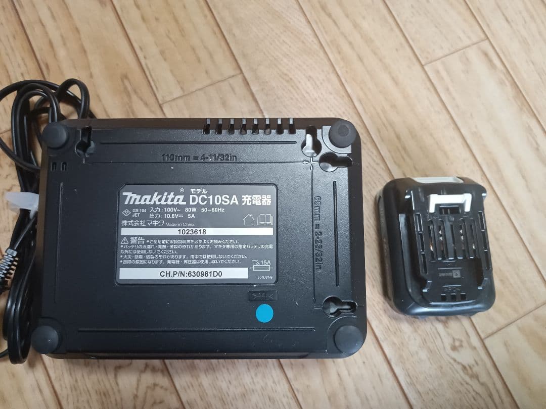 マキタ10.8V充電式クリーナーCL107FD　 バッテリー、充電器付