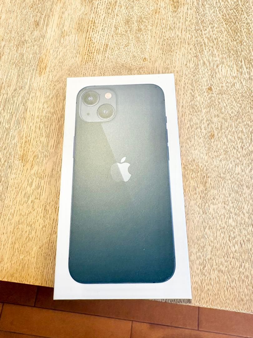 iPhone13 本体　箱、充電器、有線イヤホン付き。