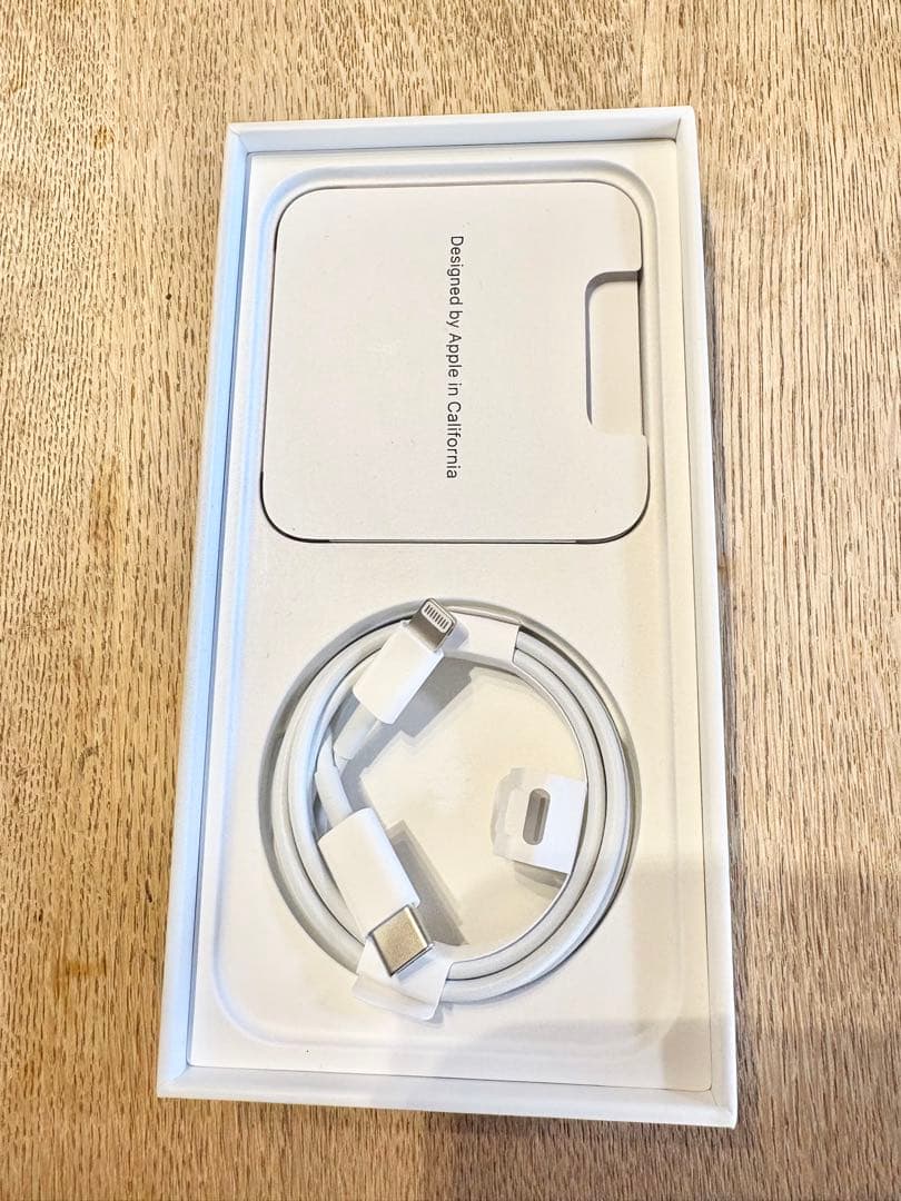 iPhone13 本体　箱、充電器、有線イヤホン付き。